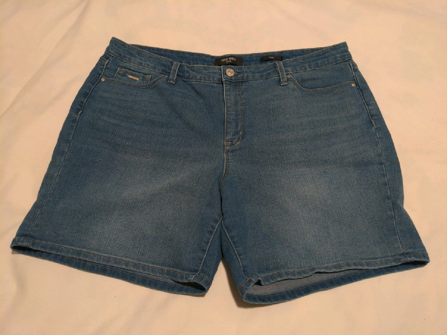 16 Nine West Womens Shorts Short medium blue denim Plus  Used